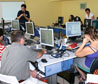 Fotografa de asistentes y ponente durante el desarrollo del Taller Otros perifricos para acceder al ordenador: la alfombra de baile para PSP